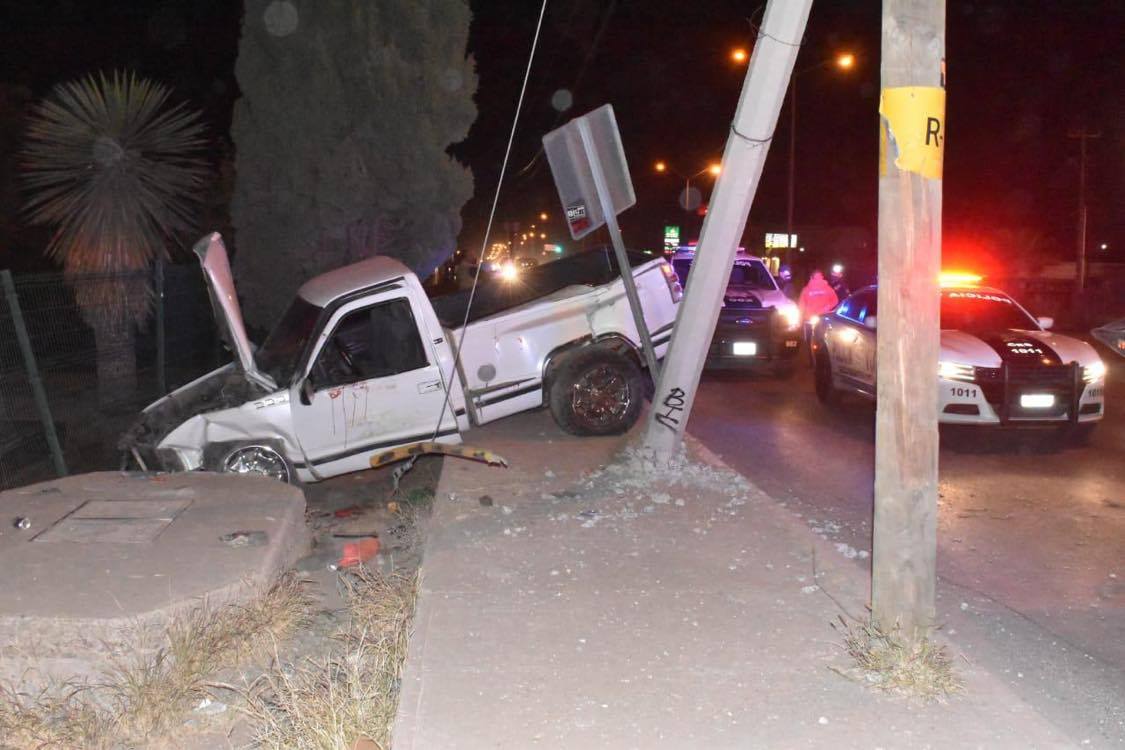 Provoca accidente, trata de huir y choca contra poste en el Juan Pablo II