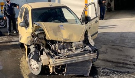 Destroza su auto tras impactarse contra pick ups estacionadas en el Teófilo Borunda