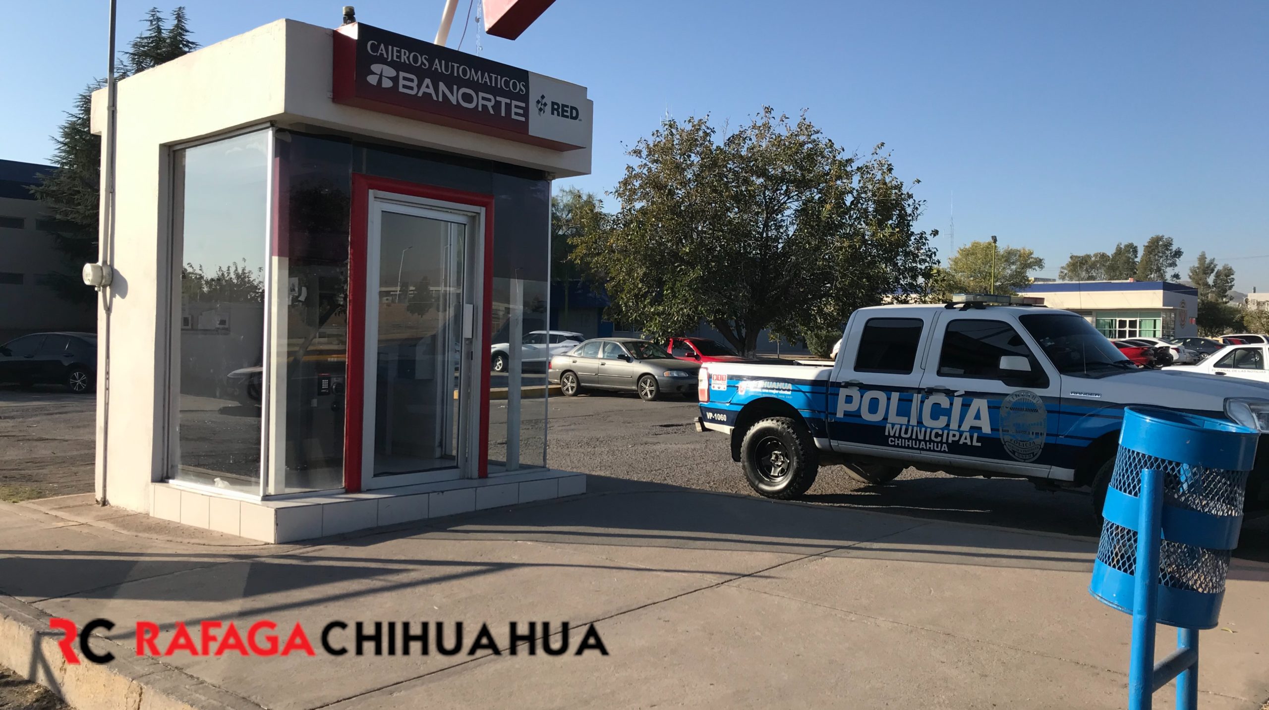 Resguardaba policía cajero por supuesto robo; empleados lo dejaron abierto