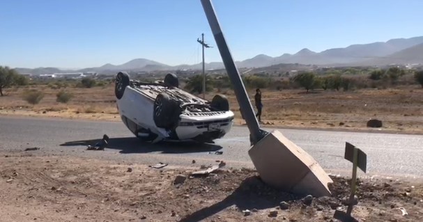 Chocan y vuelcan en la Teófilo Borunda