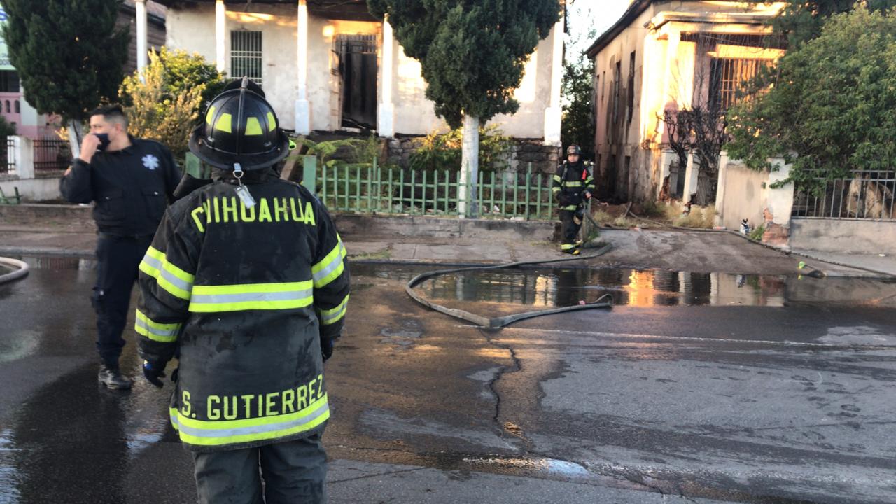 Voraz incendio devora vivienda.