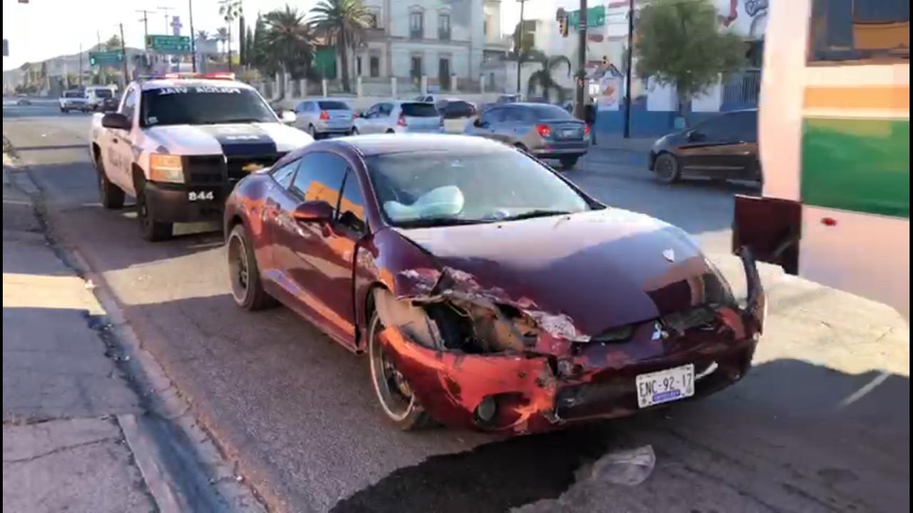 Choca contra ambulancia en la Pacheco