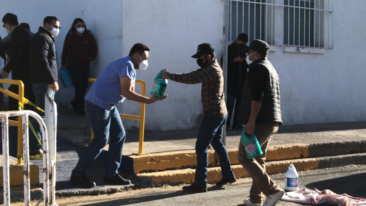 Entrega Club de Mustang Chihuahua insumos al Hospital Central