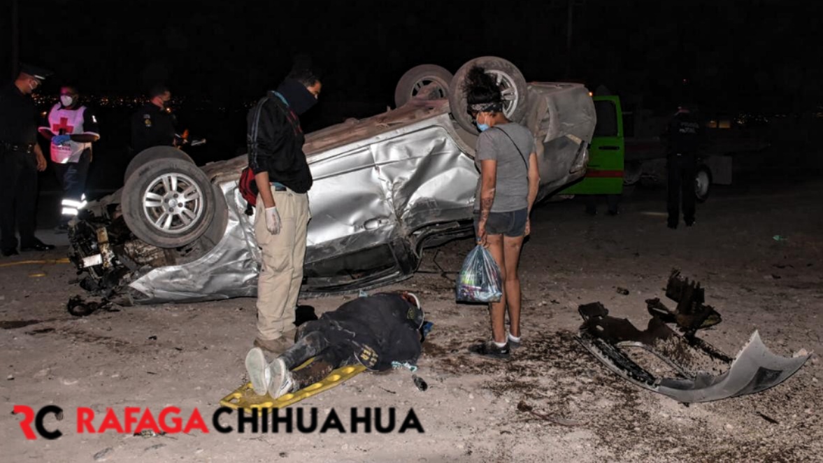 Ebrio causa aparatoso accidente; jovencita queda herida