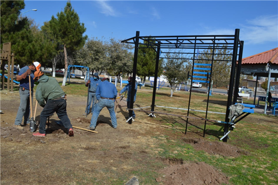 Instalaron juegos infantiles y dan mantenimiento a parques en la ciudad