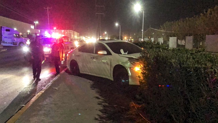 Choca contra auto y se sube al camellón en las Industrias