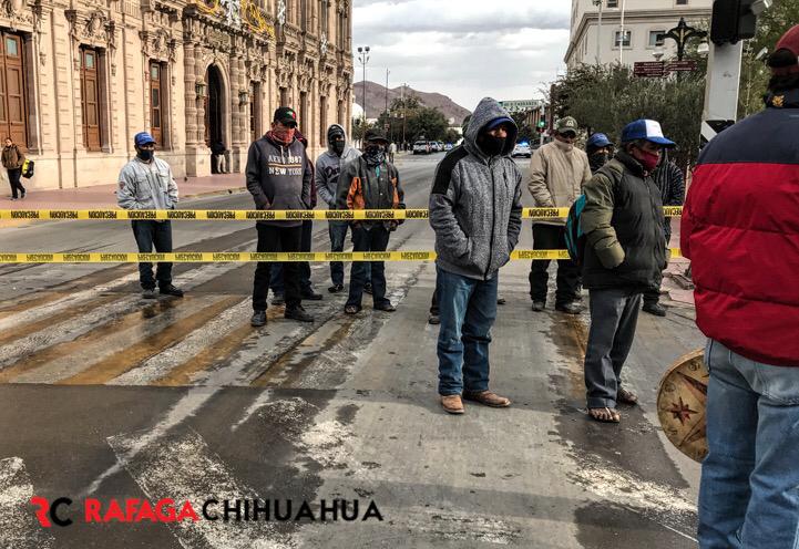 Bloquea indígenas la Aldama; exigen pago de indemnización por aeropuerto en Creel