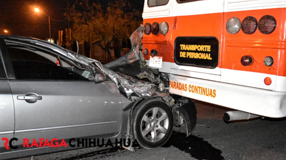 Choca contra camión al intentar rebasarlo en la Juan Pablo II