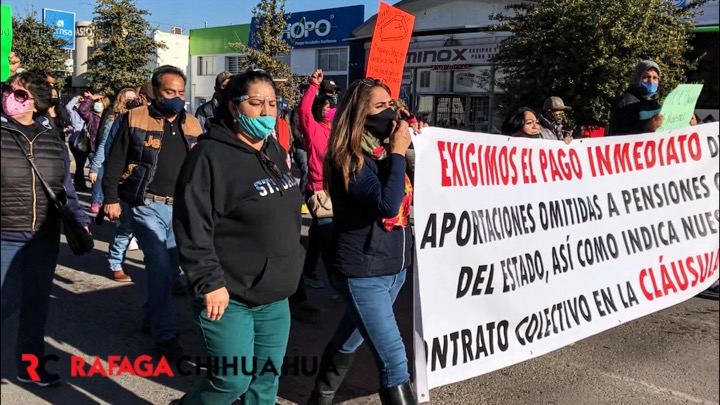 Marchan trabajadores de la UACH por adeudo con Pensiones Civiles