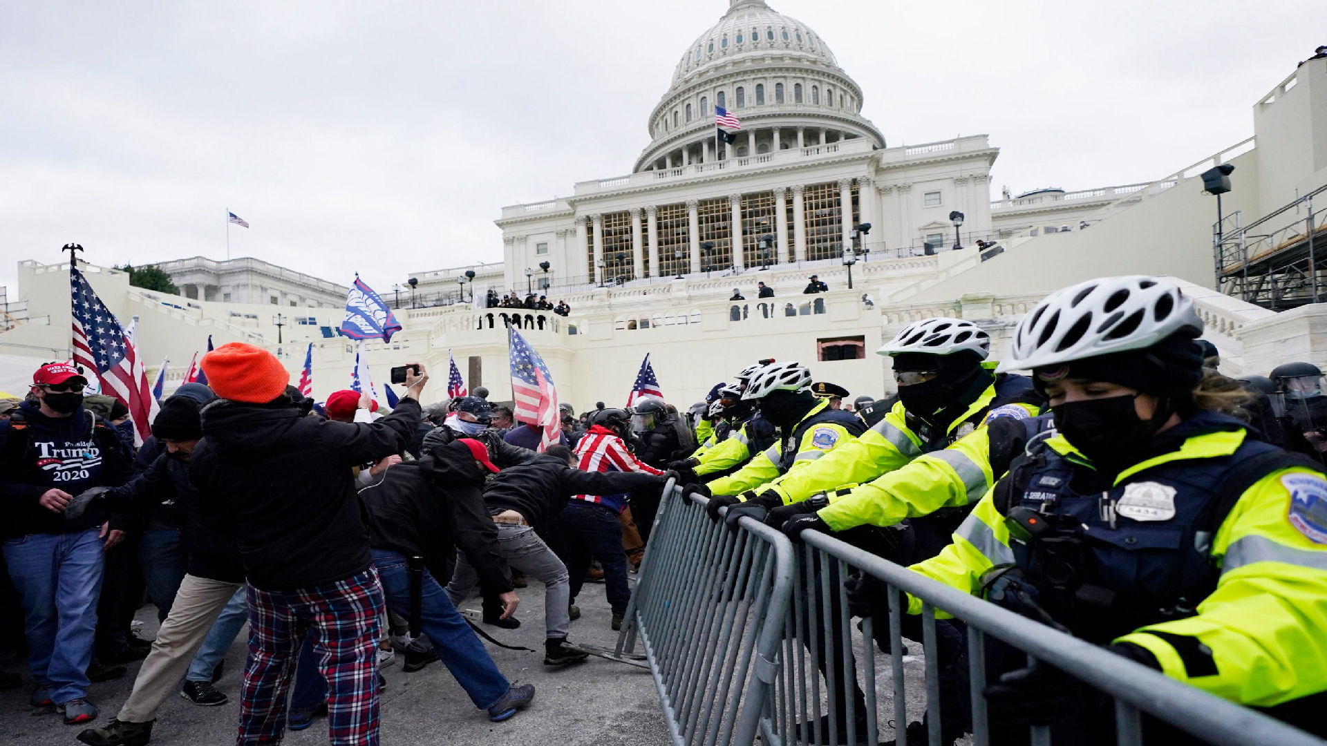 Seguidores de Trump enfrentan a la Policía e irrumpen en el Capitolio