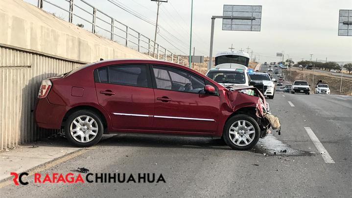 Choca mujer contra muro en la carretera Aldama