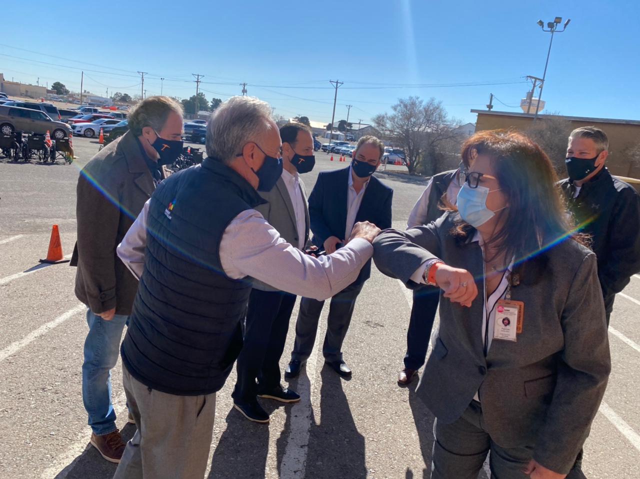 Autoridades de Salud visitan centros de vacunación vs covid en El Paso