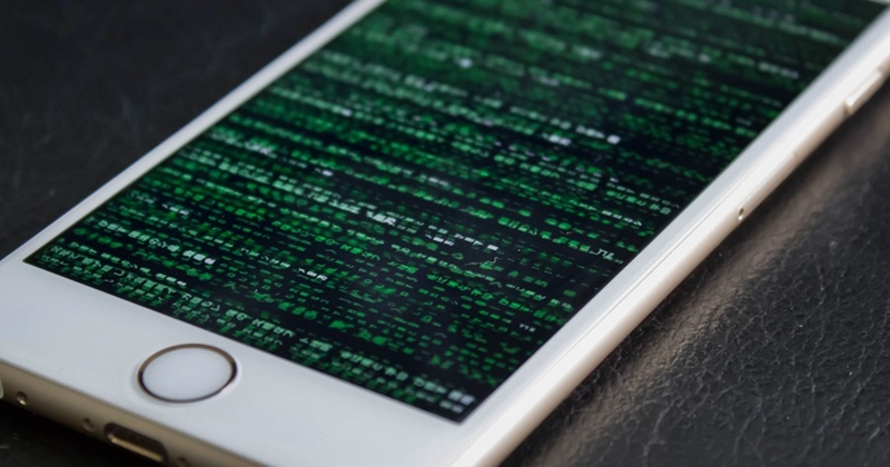 Alertan por hackeos en iphones con falsa versión de WhatsApp