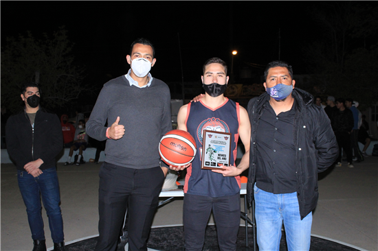 Premian a ganadores de torneo de básquetbol en la Dale