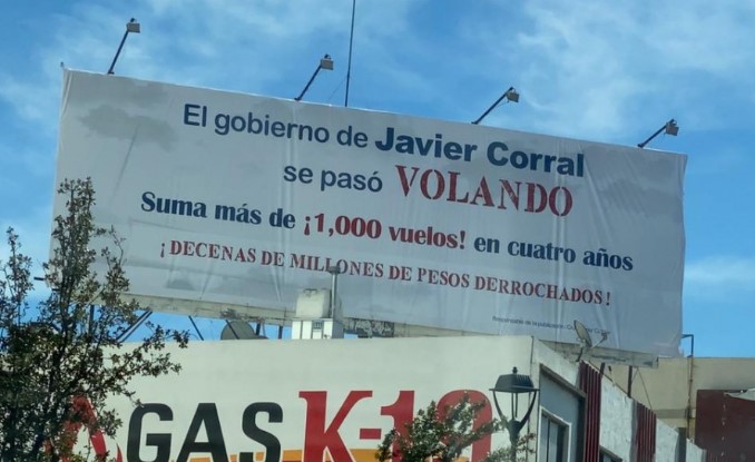 Colocan espectacular contra Javier Corral por derroche de dinero