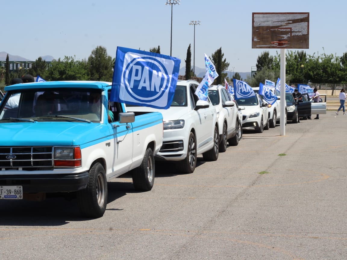 Mega caravana de autos en apoyo a Maru Campos