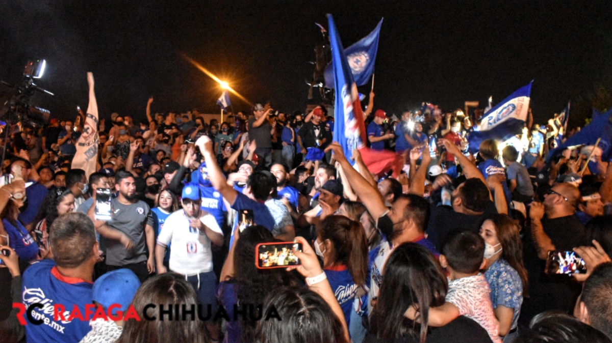 Abarrotaron aficionados del Cruz Azul la glorieta de Pancho Villa