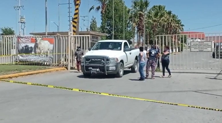 Hallan tres muertos en auto estacionado en la Unión Ganadera