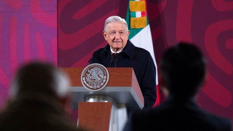 No caer en pánico por Omicrón, pide AMLO y anuncia vacuna de refuerzo a maestros