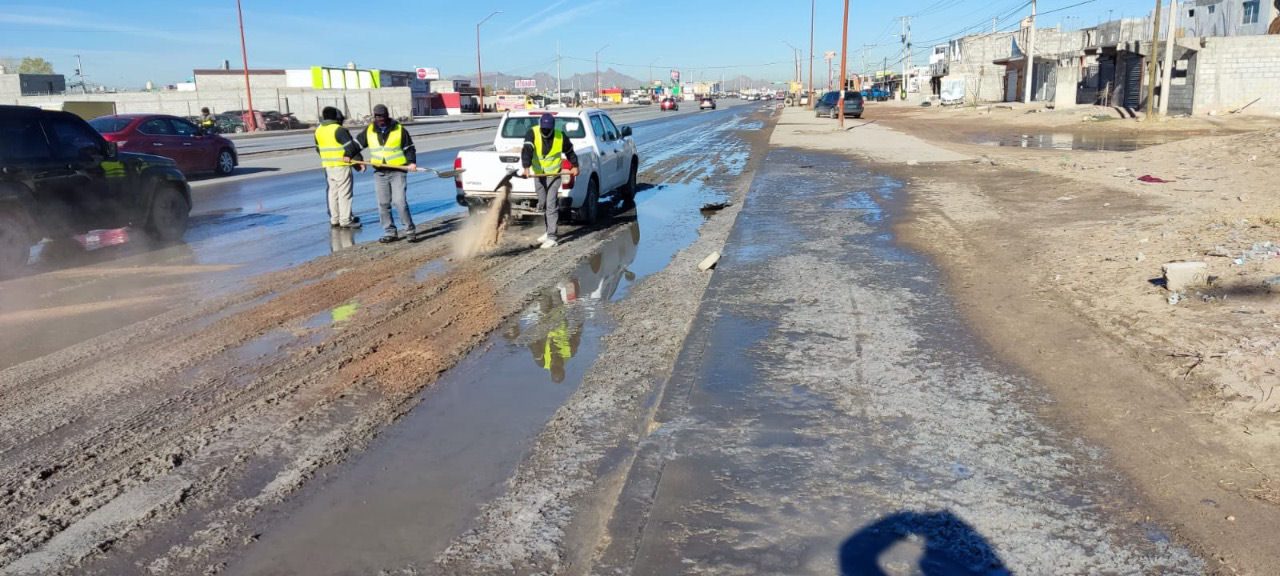 Esparce Juárez arena y sal en vialidades cristalizadas