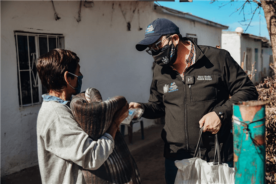 Arranca Alcalde con entrega de paquetes invernales en El Sauz