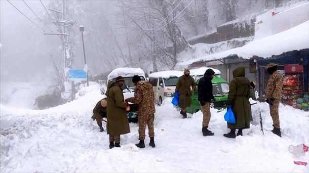 21 personas muertas y miles afectadas por una fuerte nevada en Pakistán