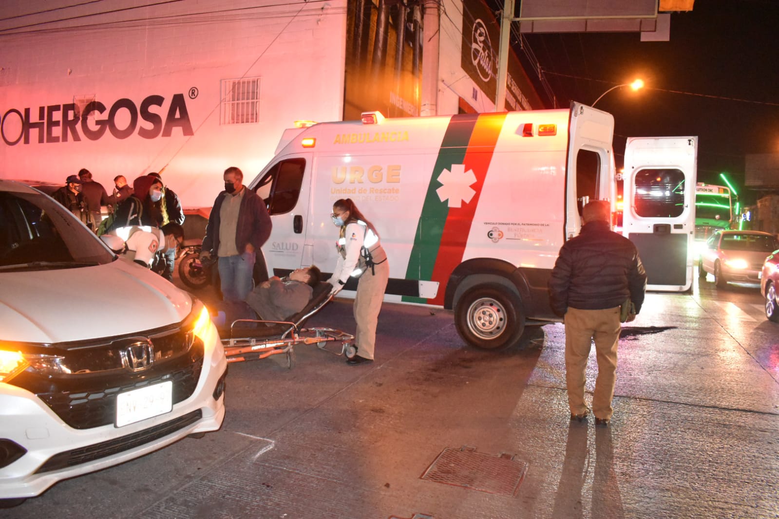 Chocan a pareja en motocicleta y los dejan heridos en la Pacheco