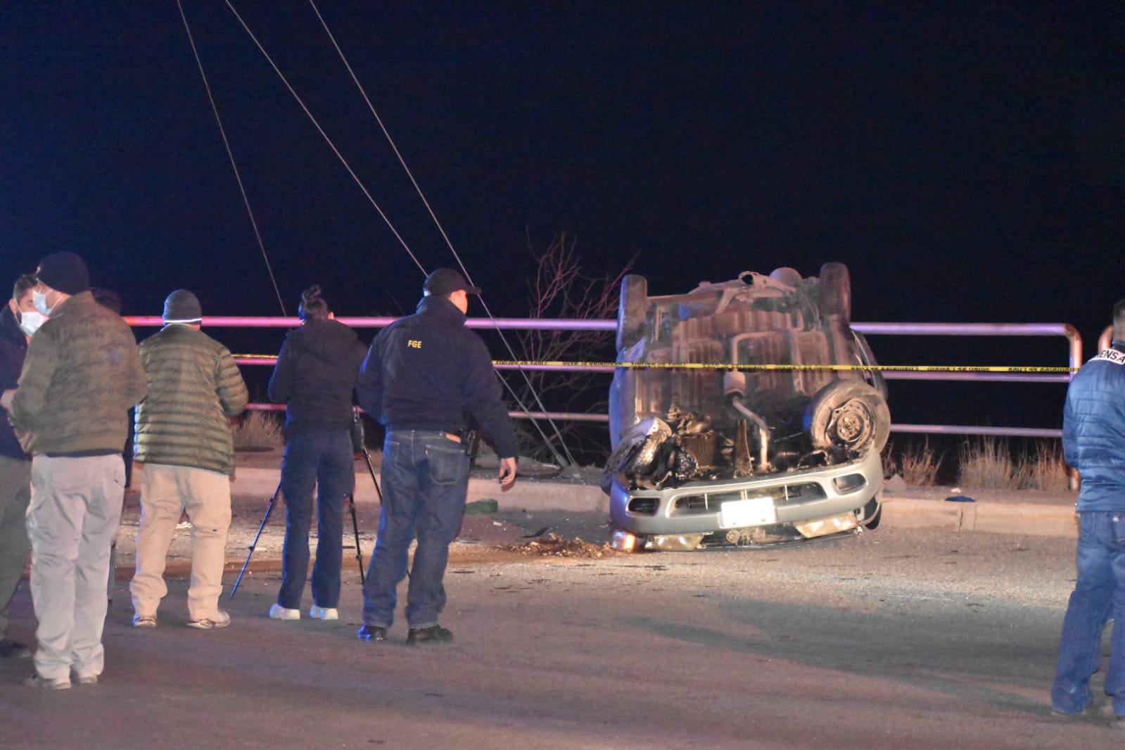 Vuelcan robacarros tras persecución en el R. Almada; los capturan