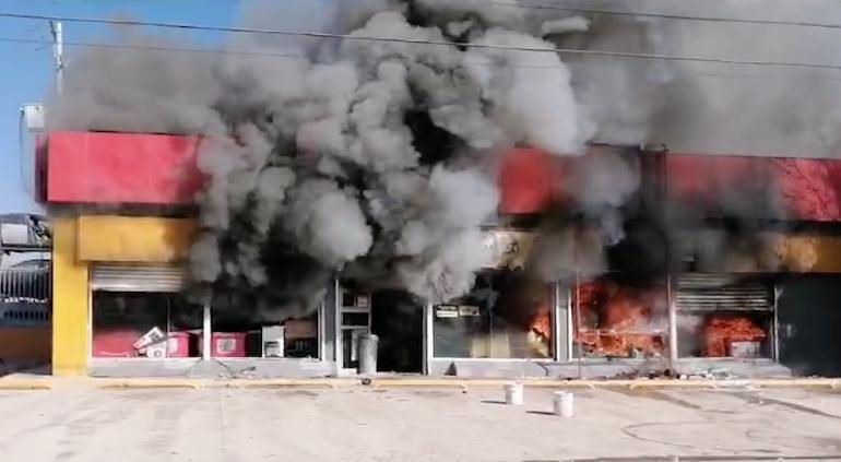 Sicarios queman camiones, autos y Oxxo en Juárez; causan pánico