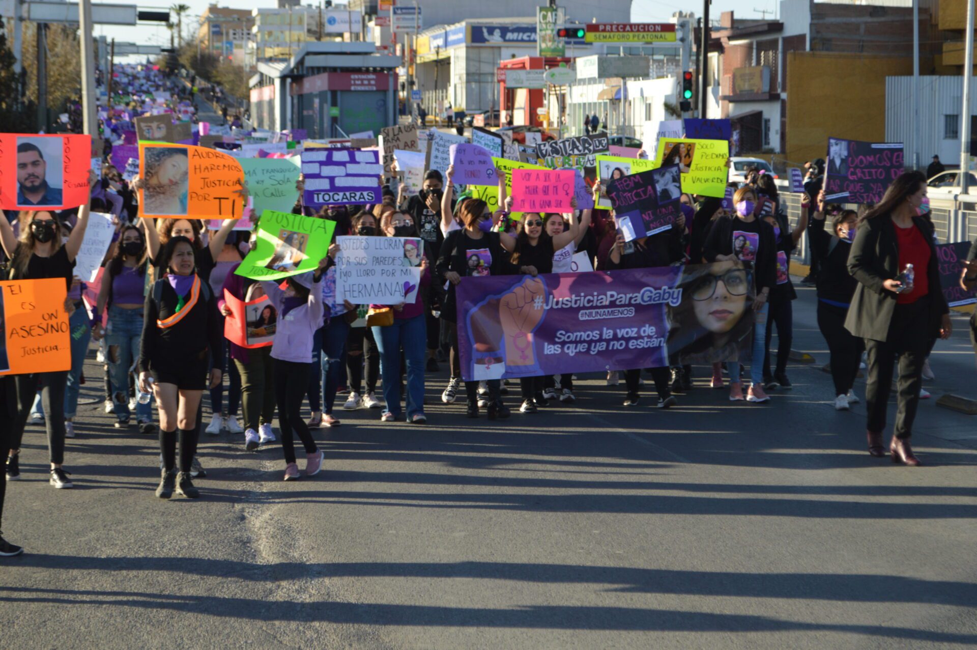 Concluye marcha 8M con nutrida participación, una mujer herida y vandalismo en Palacio