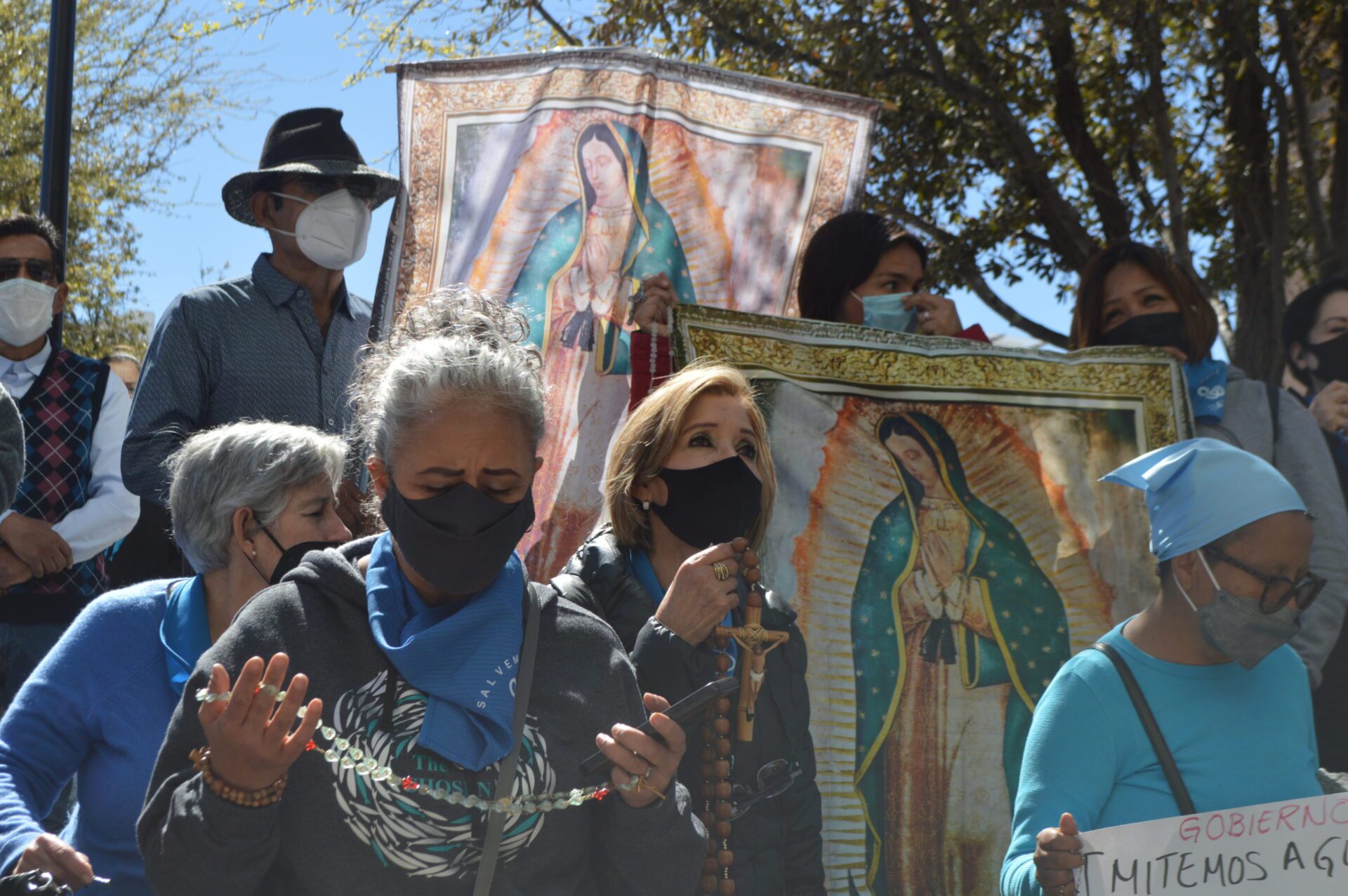 Con rosarios y oraciones, rechazan grupos pro-vida despenalización del aborto en Congreso