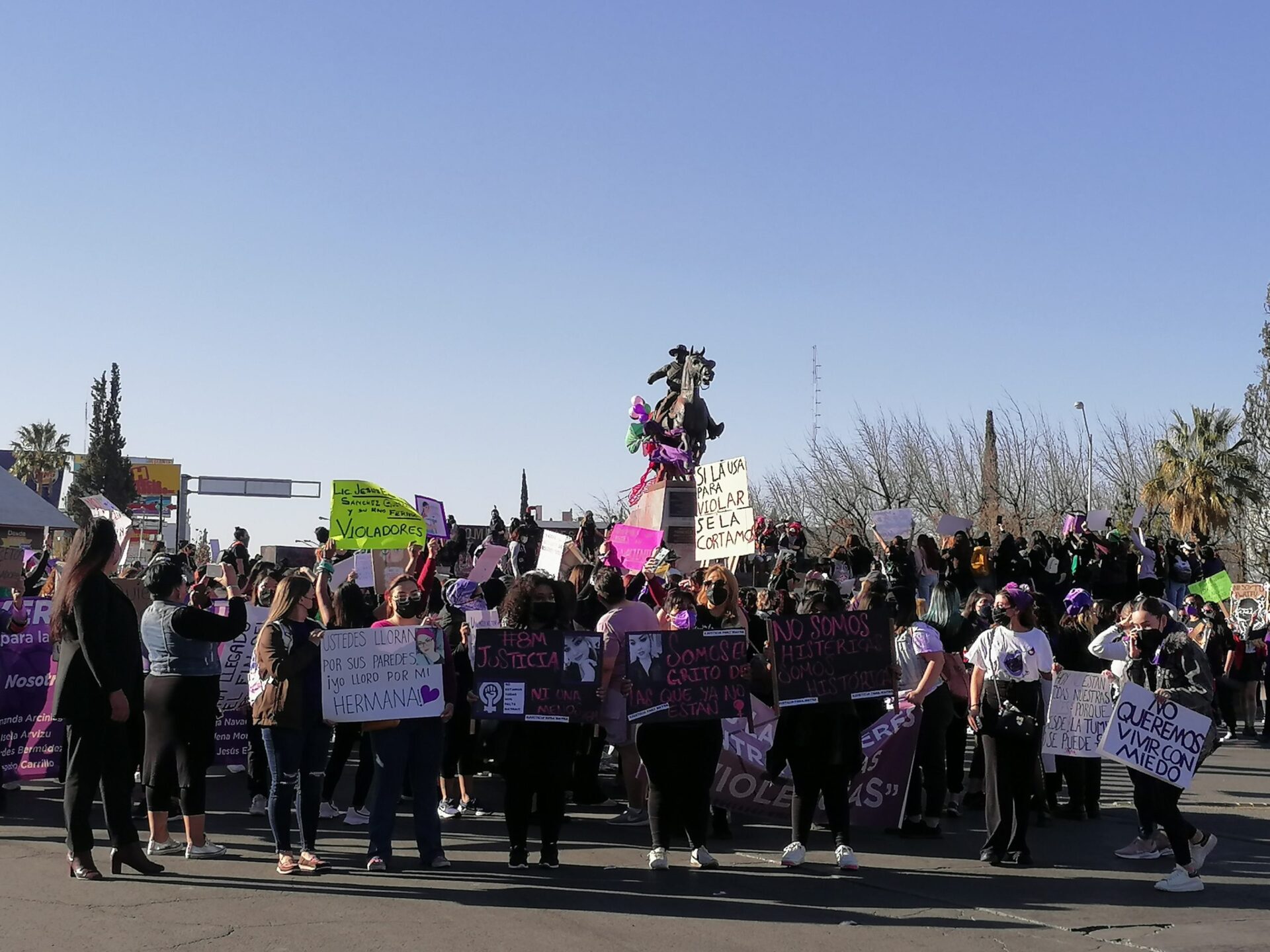 Se concentran colectivos feministas en glorieta del Pancho Villa