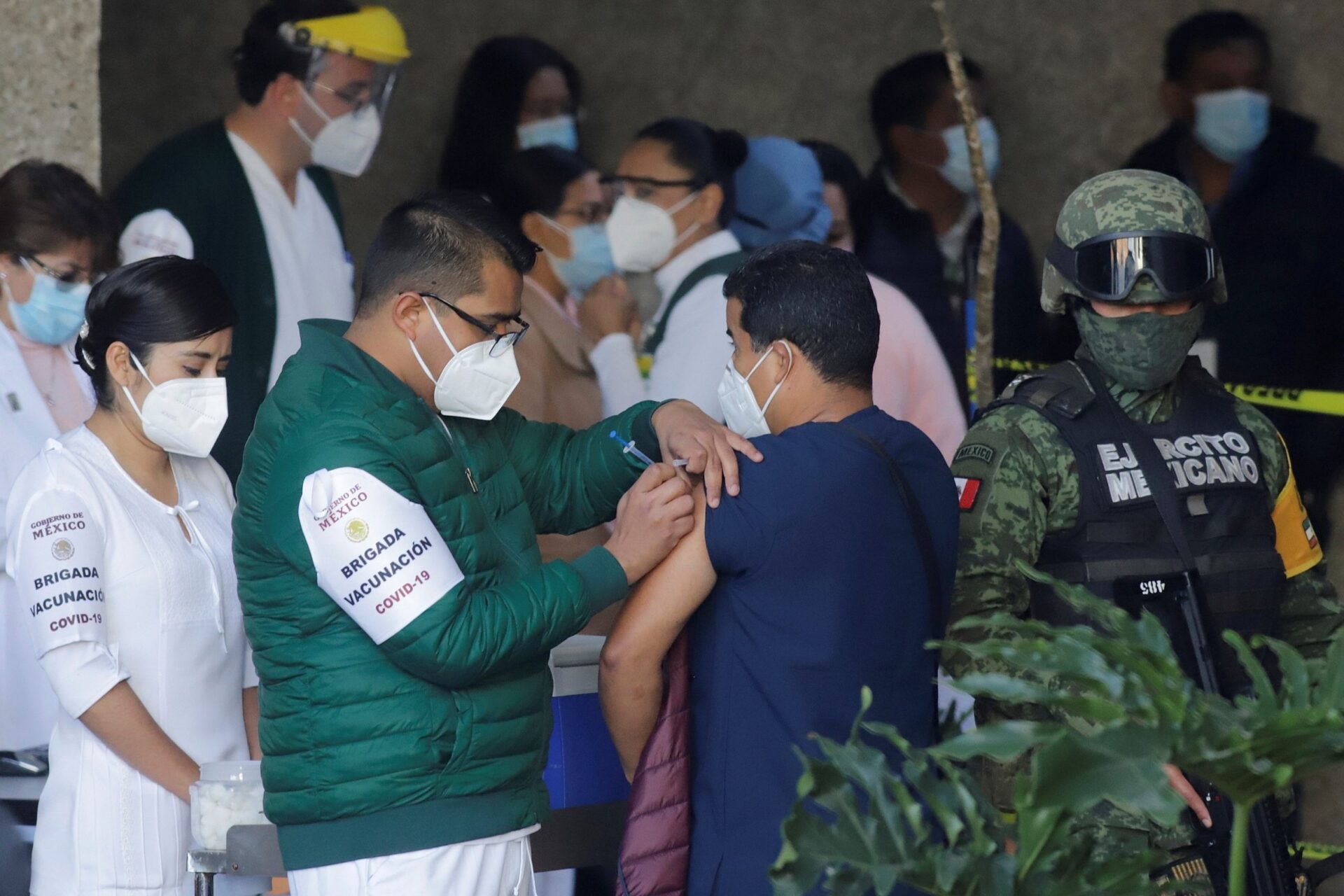 Ya puede vacunarse contra Covid-19 en clínicas y hospitales del IMSS