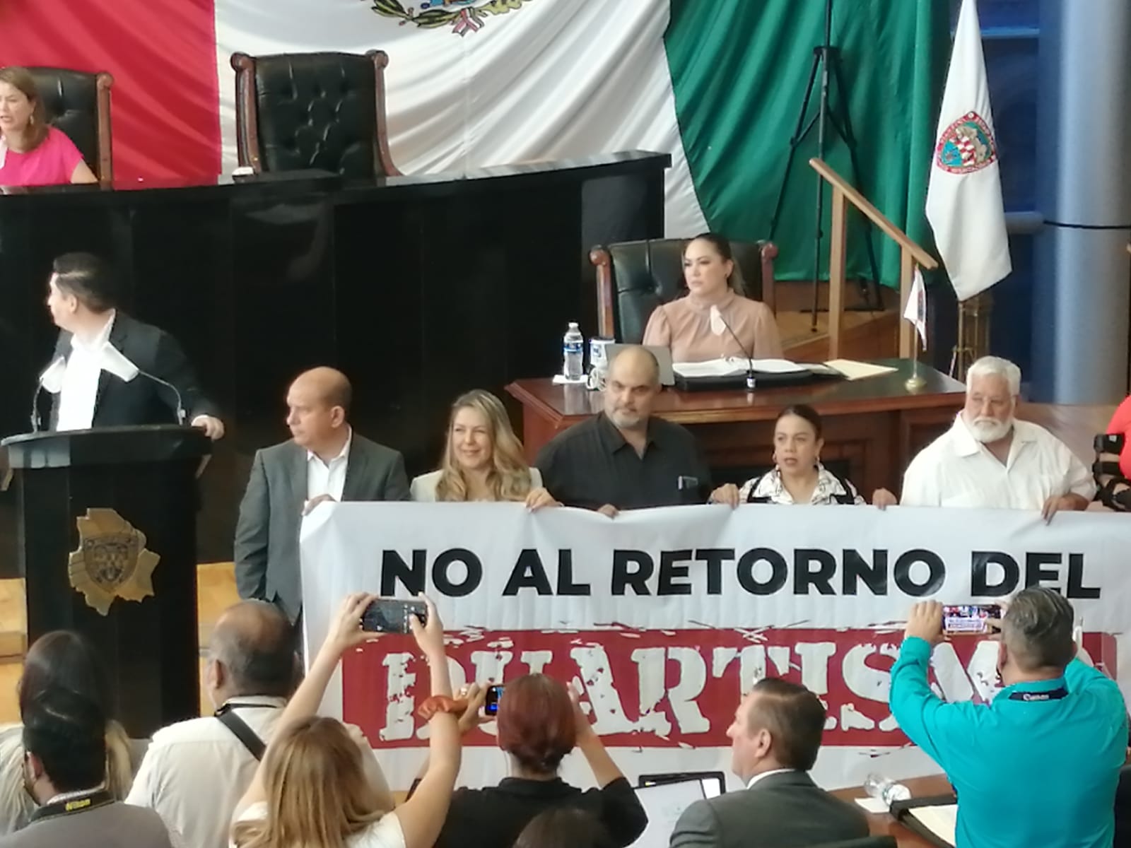 ¡No a al regreso del Duartimo!; manifestación de Morena en Congreso