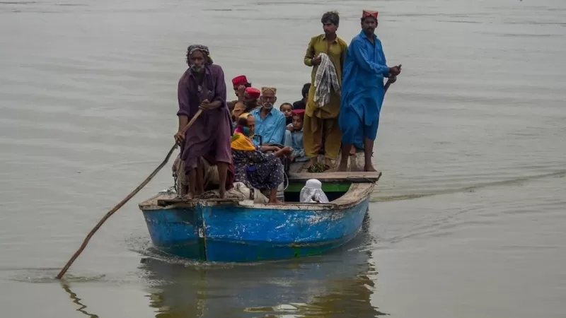 La “catástrofe climática” que tiene a casi la mitad de Pakistán bajo el agua y ha dejado casi 1,000 muertos