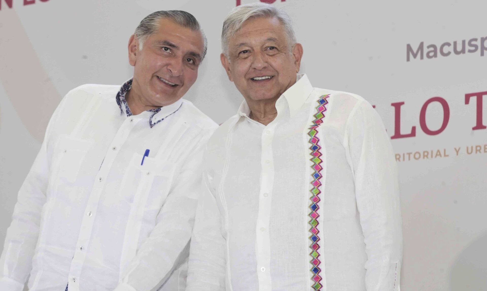 Adán Augusto lanza su propia campaña de promoción y presume que AMLO lo llama su “hermano”