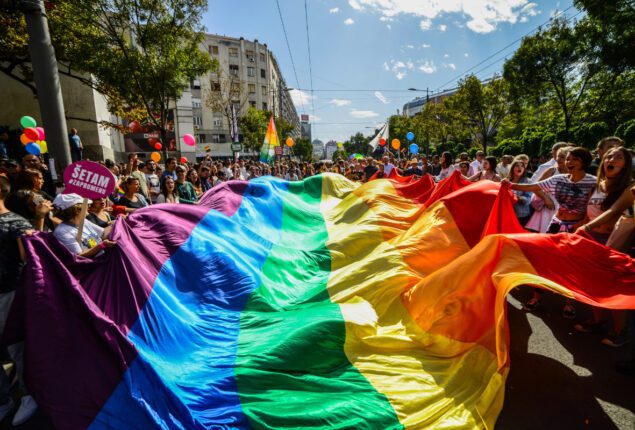 Miles de activistas LGTBQ desafían la prohibición y se manifiestan en Belgrado por el Europride