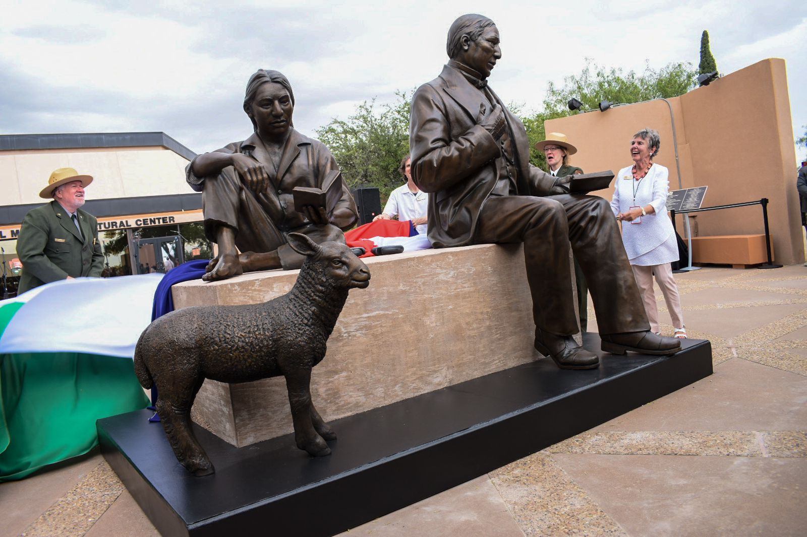 Acudió Cruz Pérez Cuellar a develación de estatua de Benito Juárez en El Paso