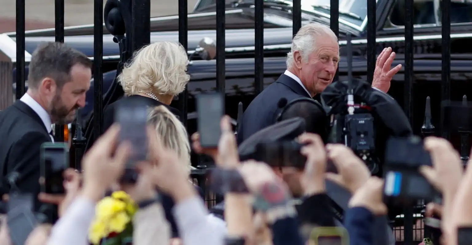 Rey Carlos III llega al palacio de Buckingham en medio de una multitud