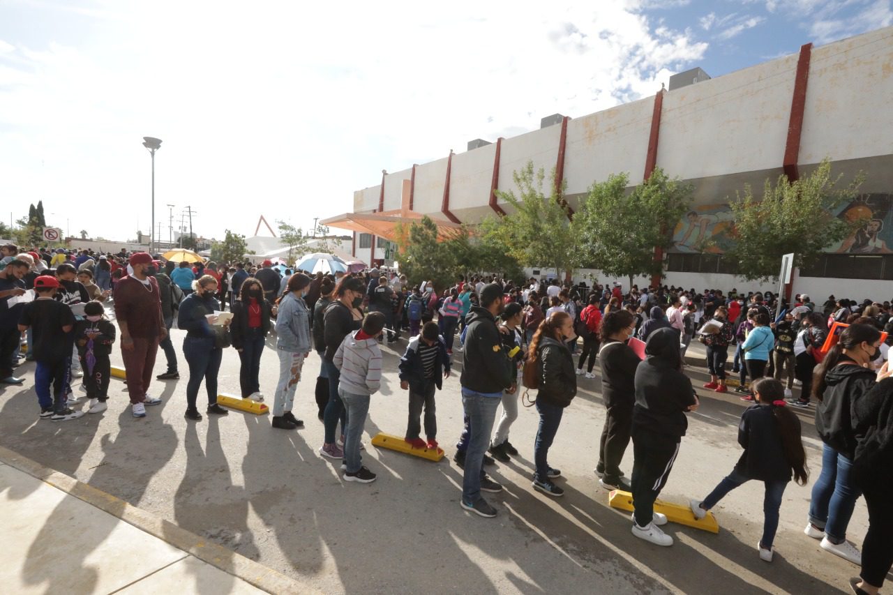 Participan cientos de familias en jornada de vacunación contra el COVID-19