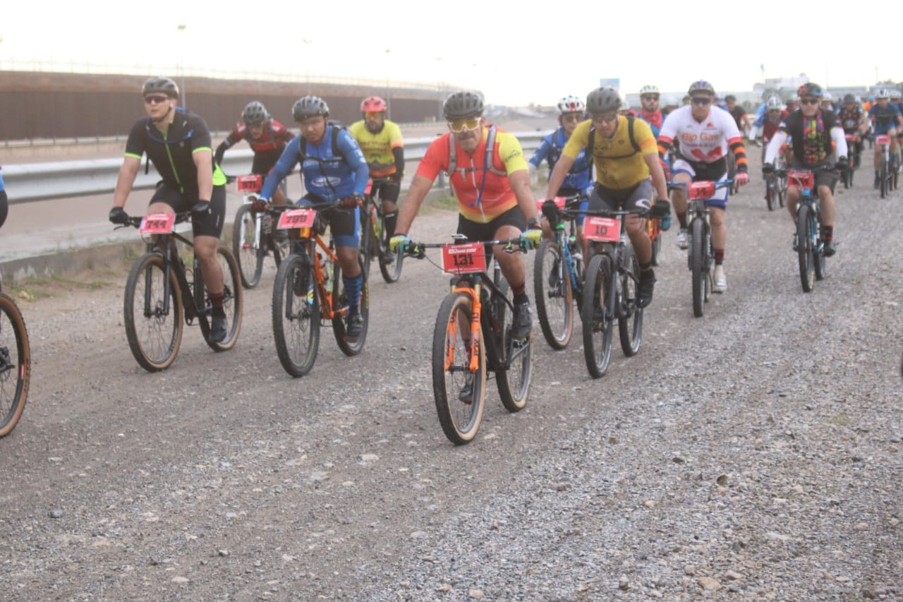 Daniela Campuzano Chávez de Ciudad Juárez y Rafael Escárcega del Estado de México, ganaron la carrera Chupacabras de 100 kilómetros