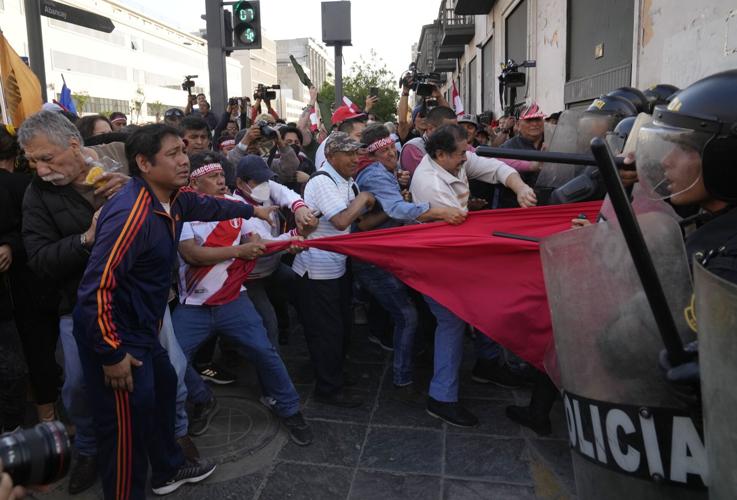 Miles marchan en Lima y piden renuncia de presidente de Perú