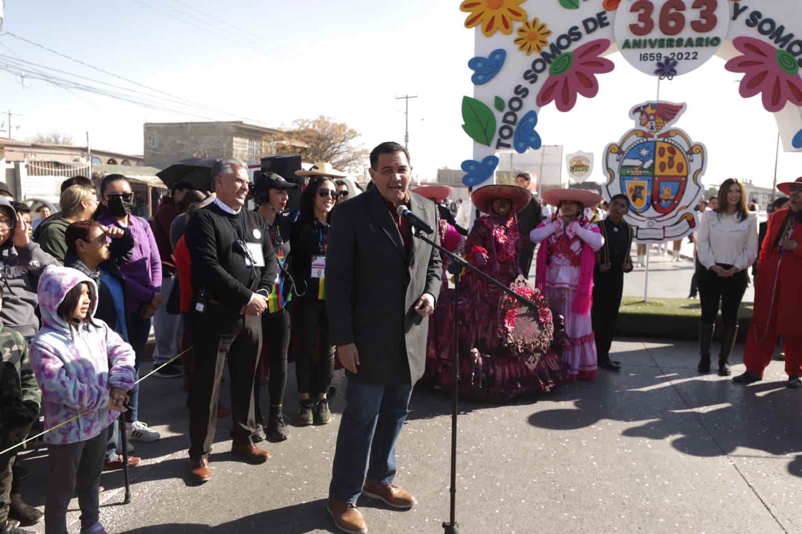 Arrancó Cruz Pérez Cuellar Gran Desfile Conmemorativo por aniversario de Ciudad Juárez