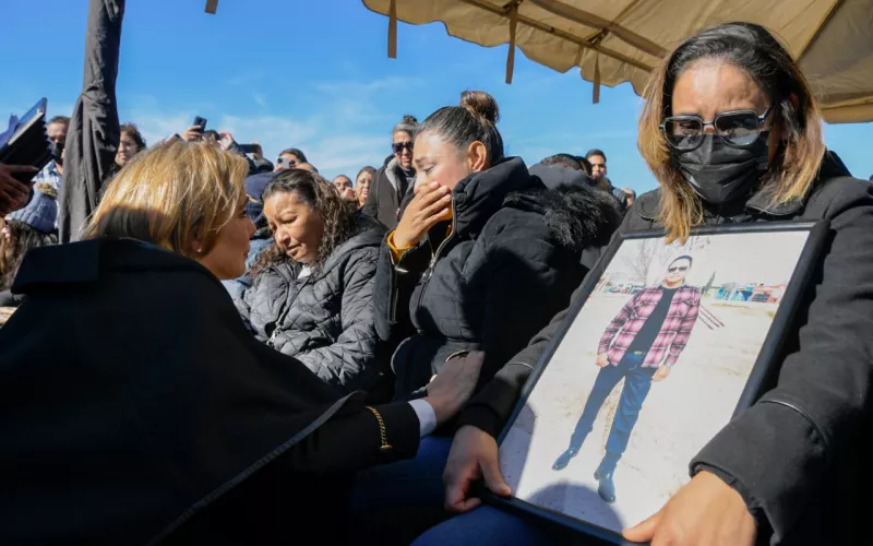 “¡Te faltan huevos pend***!”, le gritan a Maru en pleno funeral de policías caídos (VIDEO)