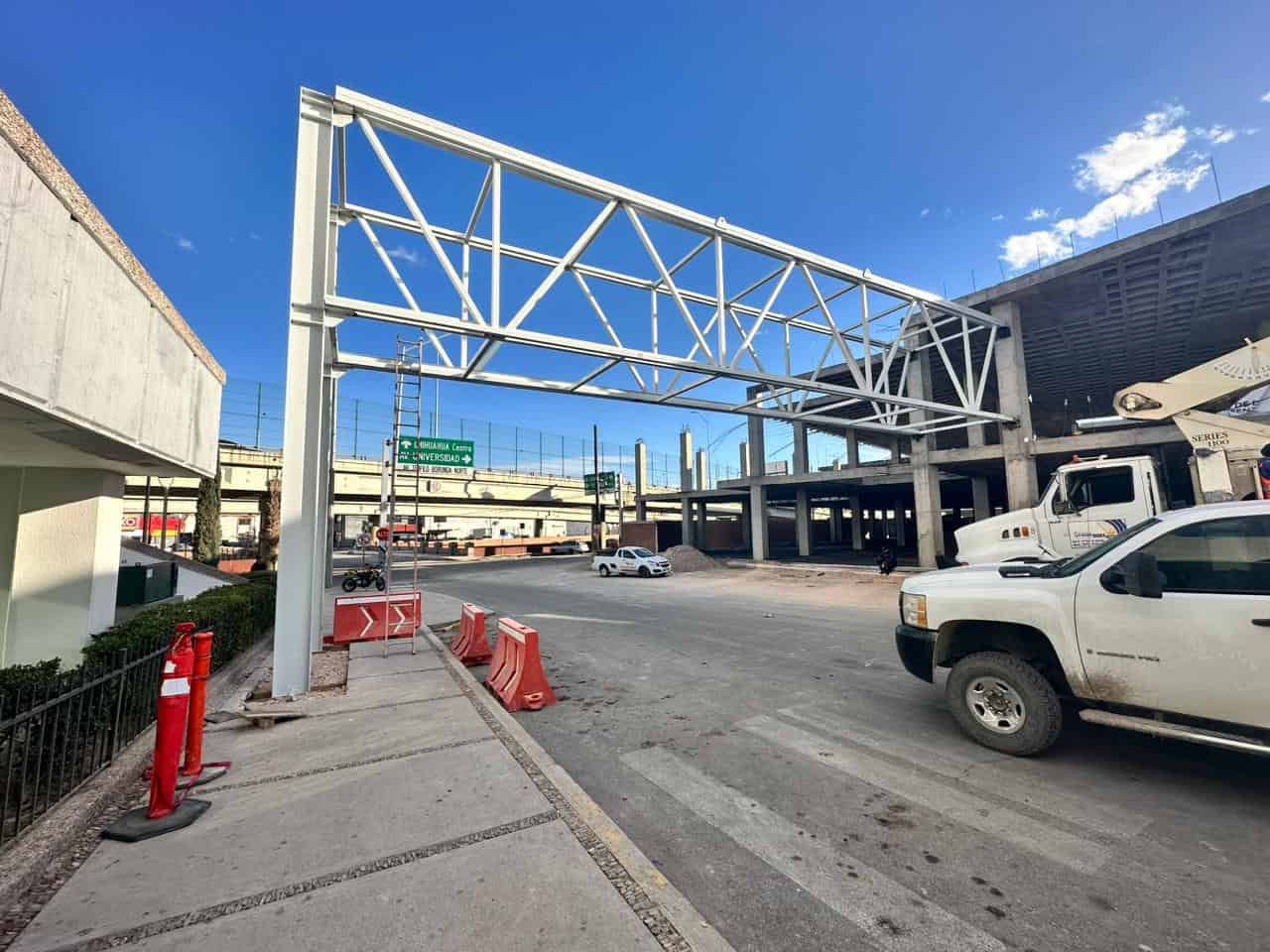 Colocarán piso del puente peatonal en la Fiscalía Zona Centro