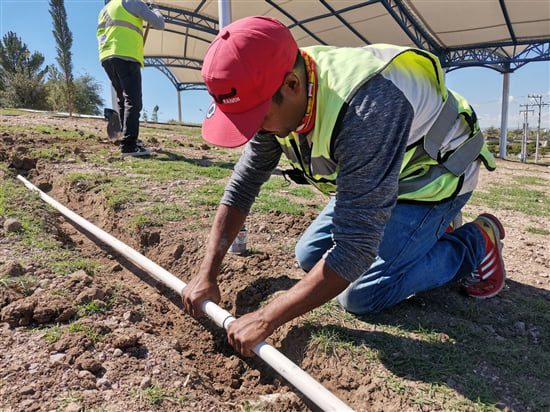 Continúan rehabilitando sistema de riego en parques de Chihuahua Capital