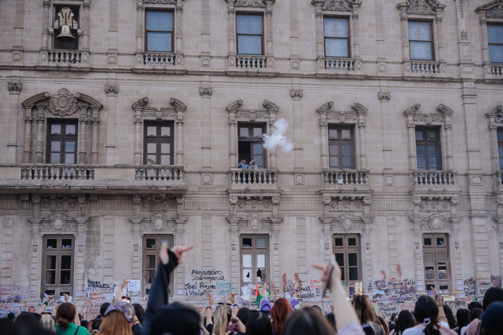 A la Calderón; niega Maru Campos que empleados arrojaron bombas a manifestantes