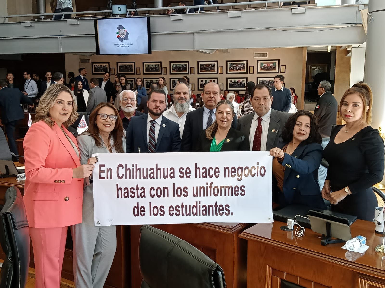 Protesta Morena ante presencia de la gobernadora en Congreso