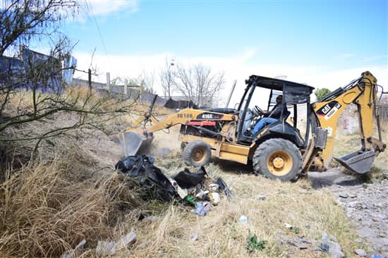 Retiran escombro y basura de arroyos del sur de la ciudad