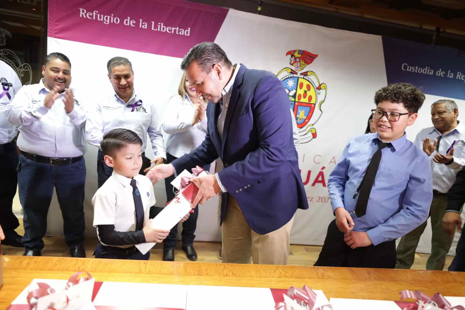 Entrega Cruz Pérez Cuellar reconocimientos a hijos de empleados municipales con excelencia académica